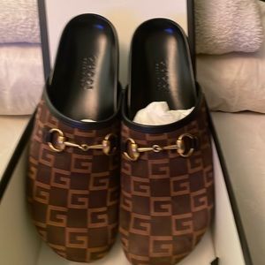 Gucci leather dark brown horse bit G mule. Worn 1 time , Unisex , size 7 men